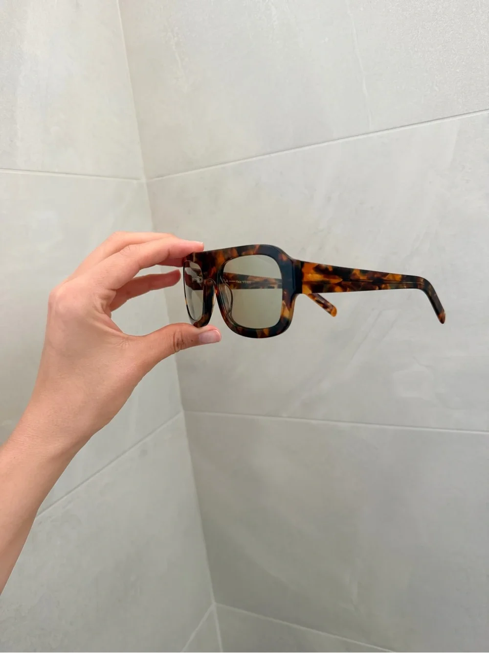 VEHLA Kaia Tort Sage Tortoise Sunglasses VS490 + Case